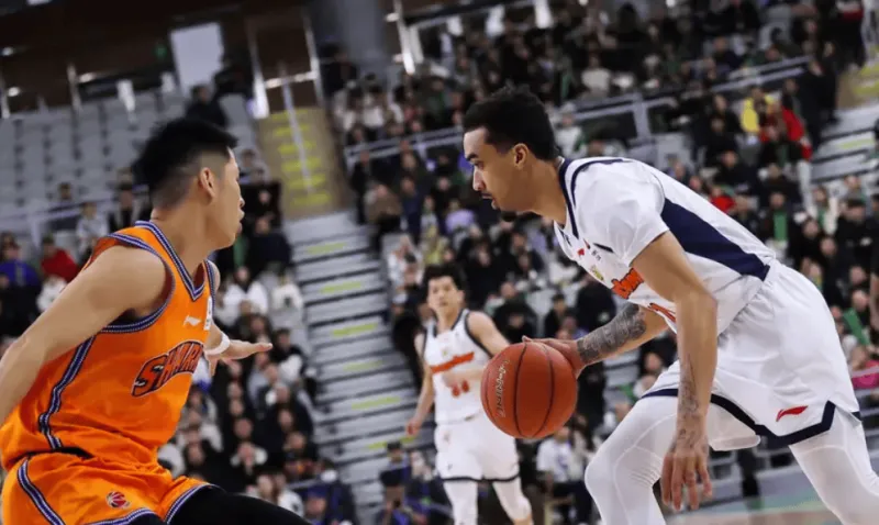 49图库-上海男篮战胜广东男篮晋级四强，赛季三杀广东