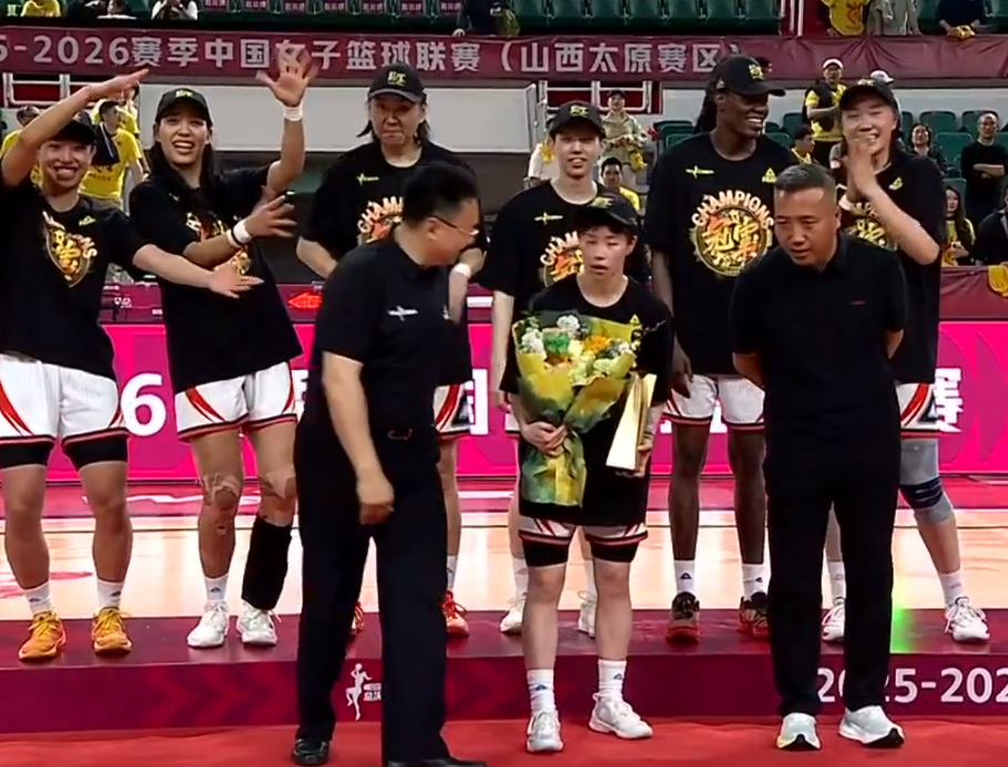 49图库官网首页-李缘获FMVP!两记超远3分锁胜局 怒吼一幕令人泪目宫鲁鸣重选她?